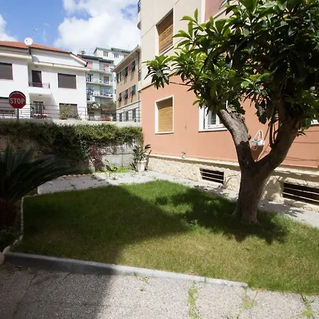 Con Giardino A 50mt Dal Mare דירה